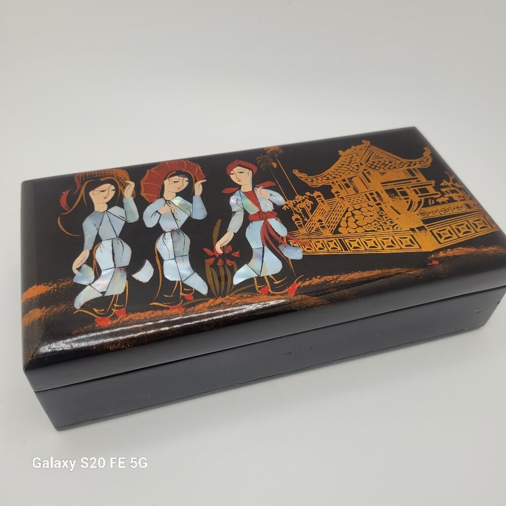 Black Lacquer Japan Jewelry Trinket Box Geisha Women Mother-of-Pearl Inlay